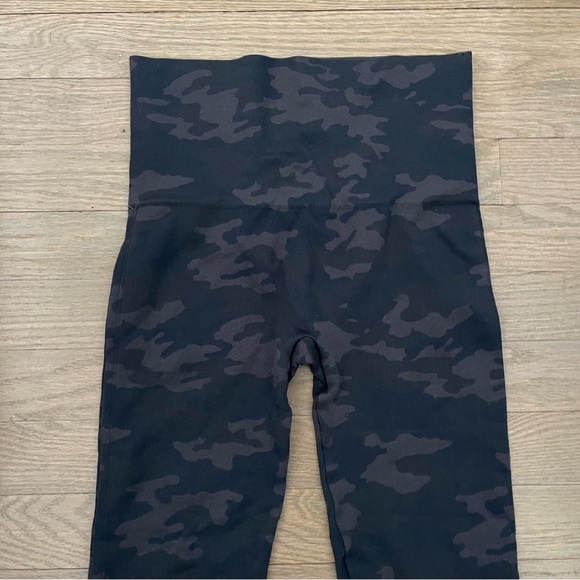 SPANX Black Camo Look At Me Now Seamless Leggings Size Small - Picture 3 of 10